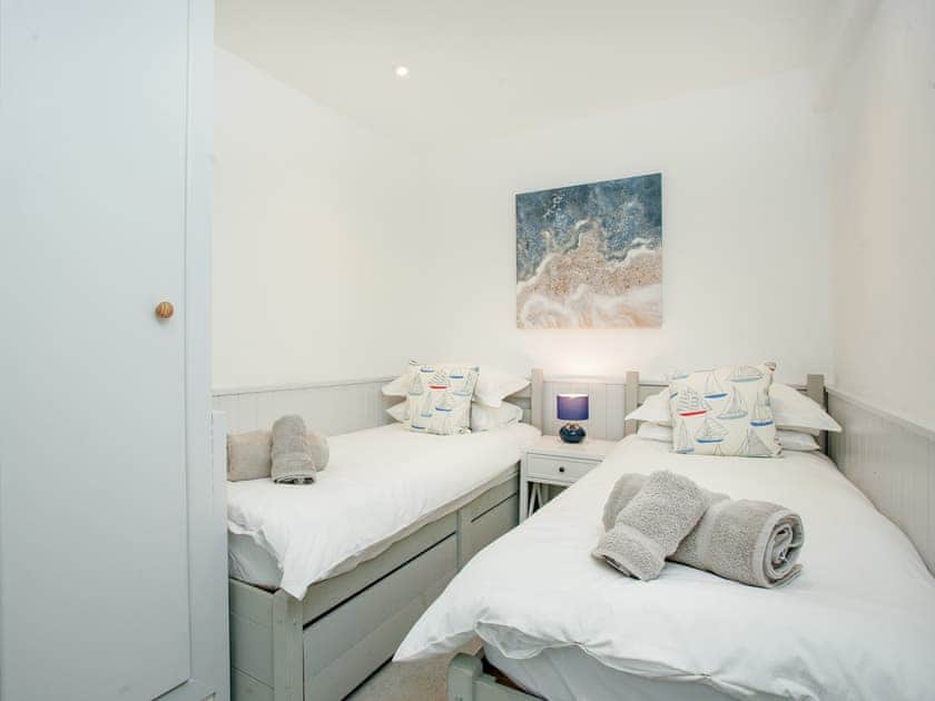 Twin bedroom | Salty Dog - Sunnybeach Holiday Apartments, Paignton