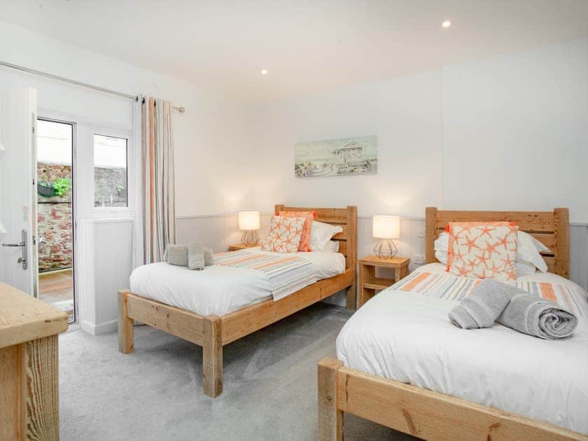 Twin bedroom | Anchors Away - Sunnybeach Holiday Apartments, Paignton