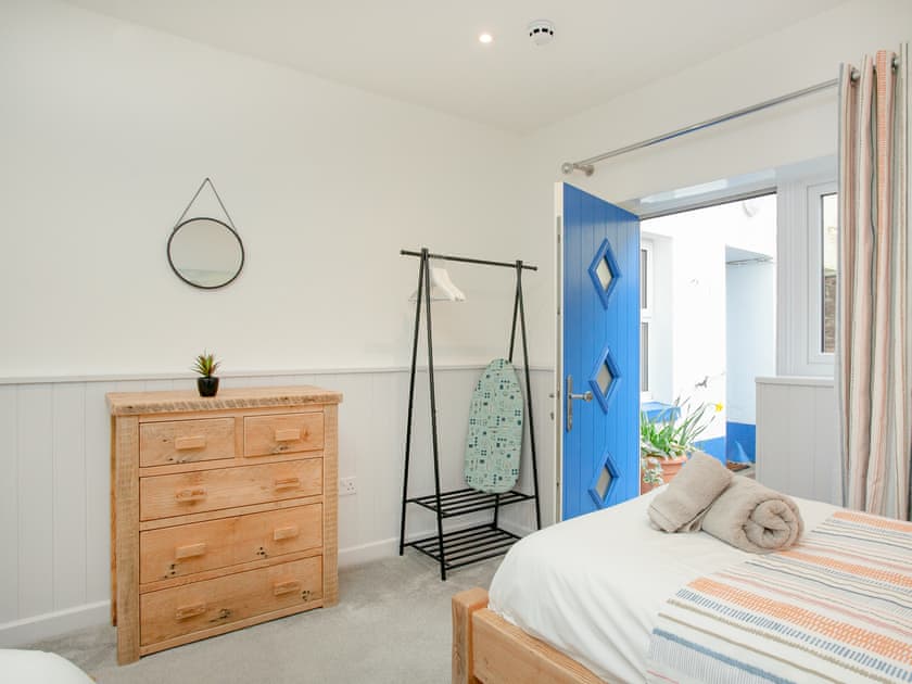 Twin bedroom | Anchors Away - Sunnybeach Holiday Apartments, Paignton
