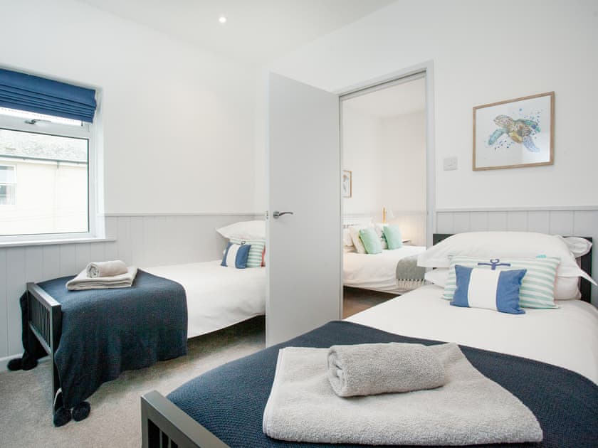 Twin bedroom | Starfish Shack - Sunnybeach Holiday Apartments, Paignton