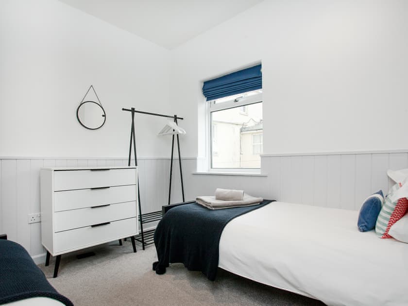 Twin bedroom | Starfish Shack - Sunnybeach Holiday Apartments, Paignton