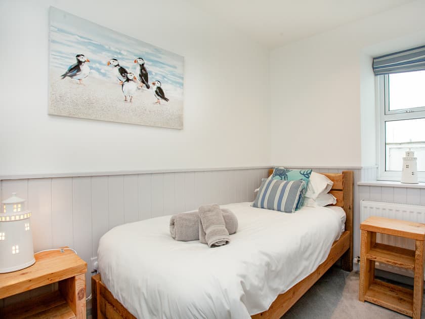 Twin bedroom | Crabby Cove - Sunnybeach Holiday Apartments, Paignton