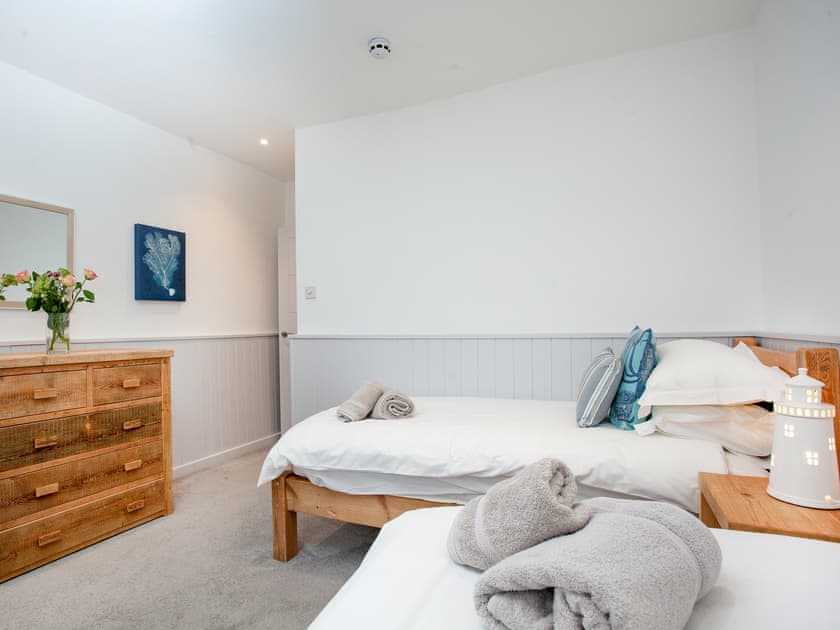 Twin bedroom | Crabby Cove - Sunnybeach Holiday Apartments, Paignton