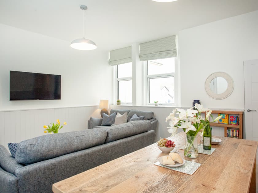 Living room/dining room | Seagulls Rest - Sunnybeach Holiday Apartments, Paignton
