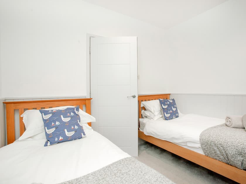 Twin bedroom | Seagulls Rest - Sunnybeach Holiday Apartments, Paignton
