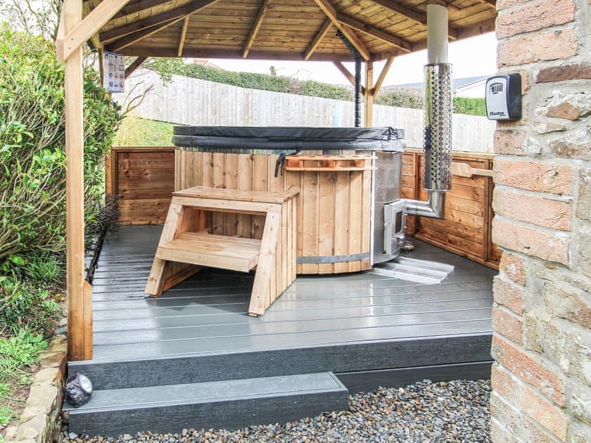 Hot tub | Pigaway Cottage, Petrockstow