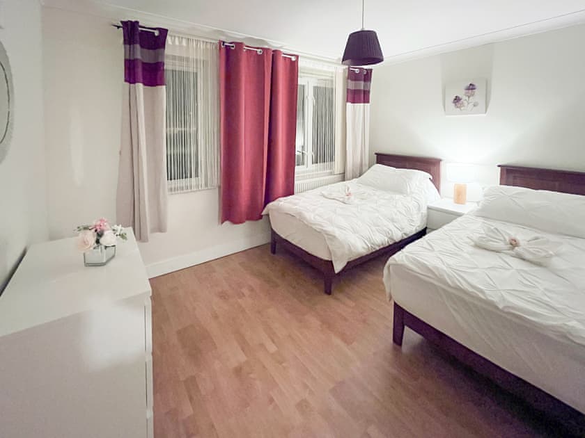 Twin bedroom | River Bay, Cardiff