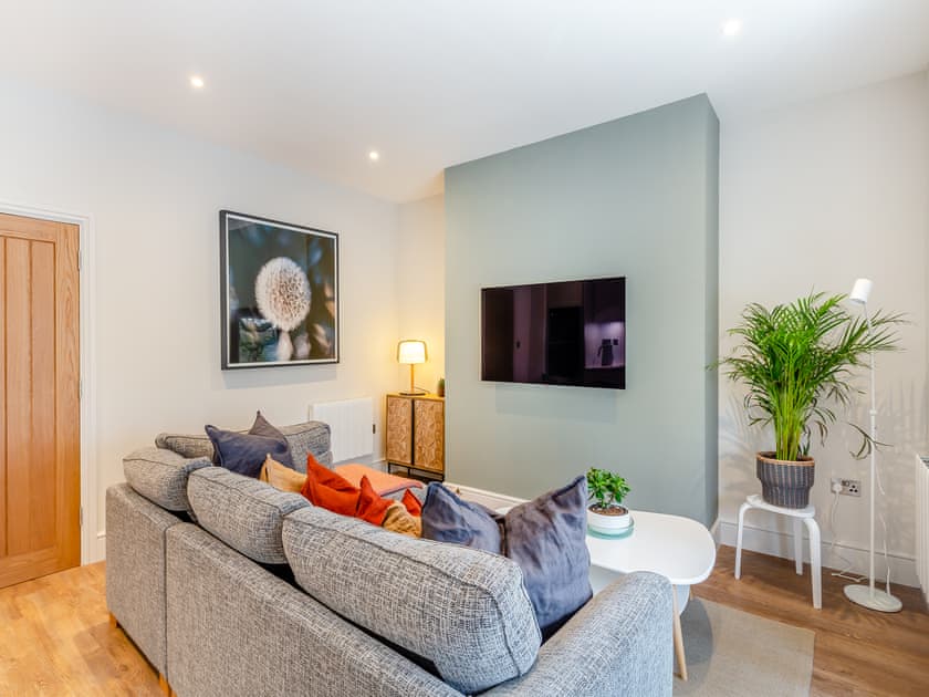 Oxford House Apartment 2 in Middleton One Row