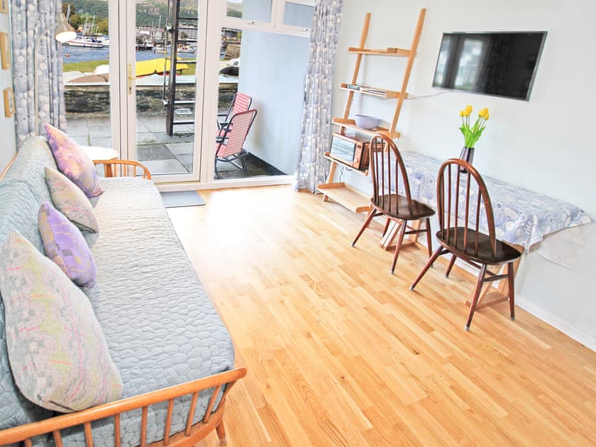 Living room/dining room | Port View Bach, Porthmadog
