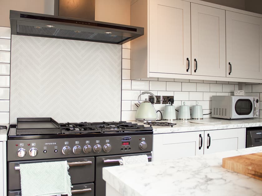 Kitchen with rangemaster stove with Wok and Griddle, Oven, Grill and Pizza oven  | Captain’s Cottage, Shanklin
