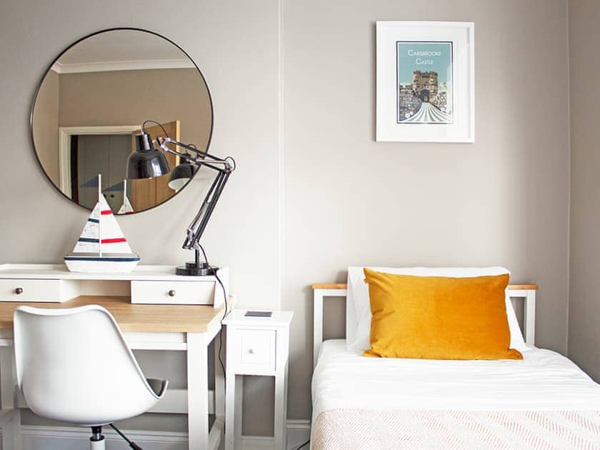 Twin bedroom | Captain’s Cottage, Shanklin
