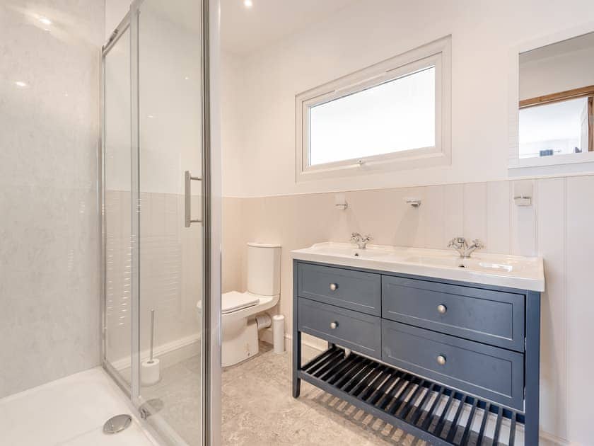En-suite | Larchwood Lodge - Acre Luxury Lodges, Stanner, near Kington