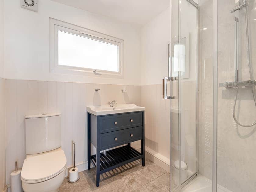 En-suite | Larchwood Lodge - Acre Luxury Lodges, Stanner, near Kington