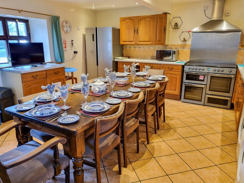 Kitchen/diner | The Barn - Harvey Gate Farm, Onecote