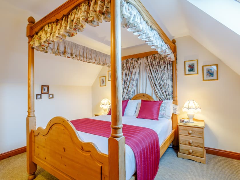 Four Poster bedroom | Rafters Barn - Thorpland Manor Barns, Runcton Holme