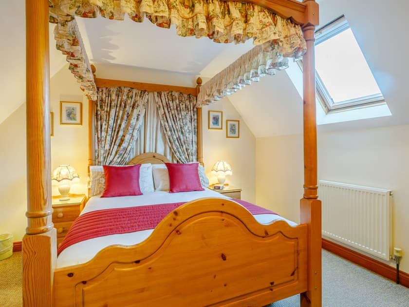 Four Poster bedroom | Rafters Barn - Thorpland Manor Barns, Runcton Holme