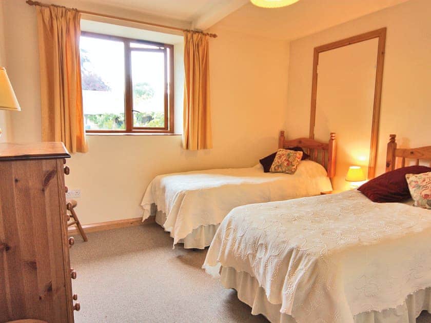 Twin bedroom | Bridle Cottage - The Court, Hentland, Ross-on-Wye 