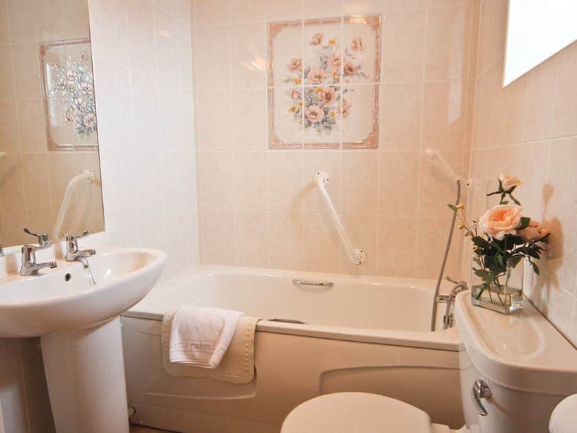 Bathroom | Bridle Cottage - The Court, Hentland, Ross-on-Wye 