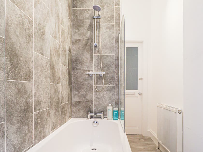 Bathroom | Largs Coastal Apartment, Largs, near Skelmorlie