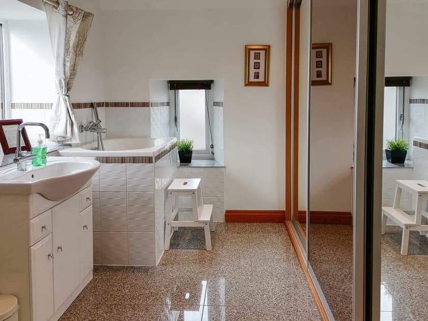 En-suite | The Farmhouse - Cotterill Farm, Biggin by Hartington, near Buxton