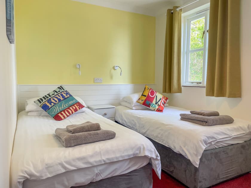 Twin bedroom | Wheel - Canllefaes Cottages, Penparc