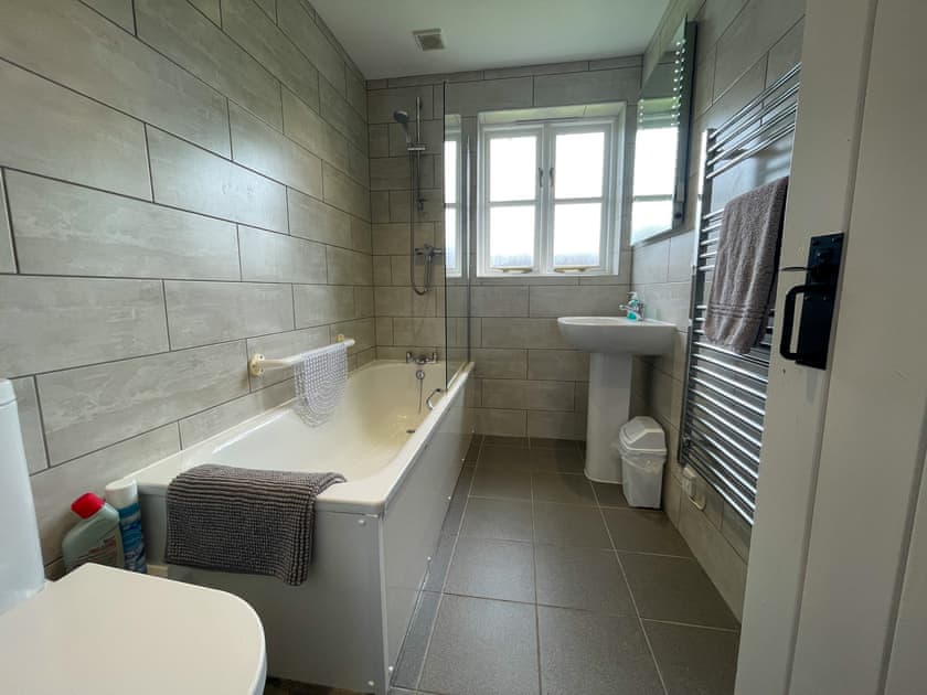 Bathroom | Wheel - Canllefaes Cottages, Penparc