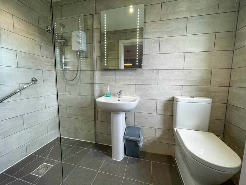 Bathroom | Wheel - Canllefaes Cottages, Penparc