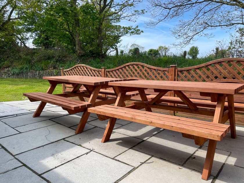 Sitting-out-area | Wheel - Canllefaes Cottages, Penparc