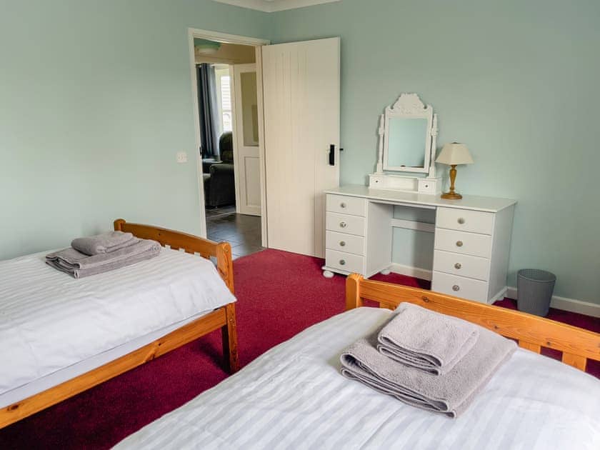 Twin bedroom | Ty-Coed - Canllefaes Cottages, Penparc