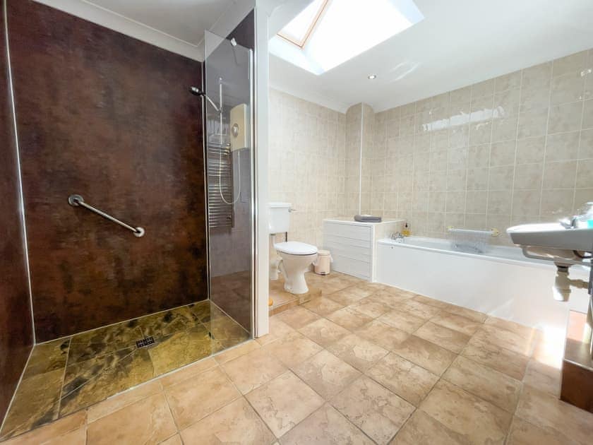 Bathroom | Ty-Coed - Canllefaes Cottages, Penparc