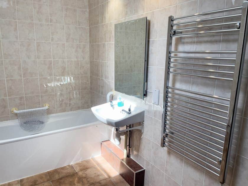 Bathroom | Ty-Coed - Canllefaes Cottages, Penparc