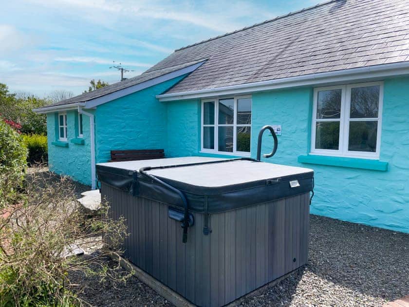 Hot tub | Ty-Coed - Canllefaes Cottages, Penparc
