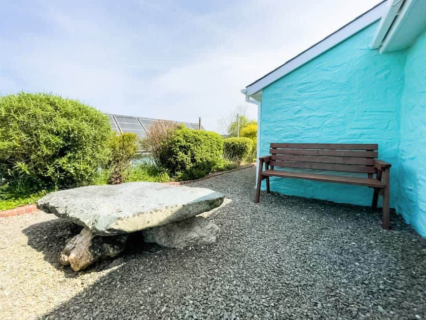 Sitting-out-area | Ty-Coed - Canllefaes Cottages, Penparc