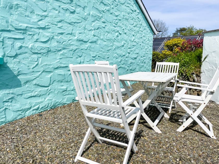 Sitting-out-area | Ty-Coed - Canllefaes Cottages, Penparc