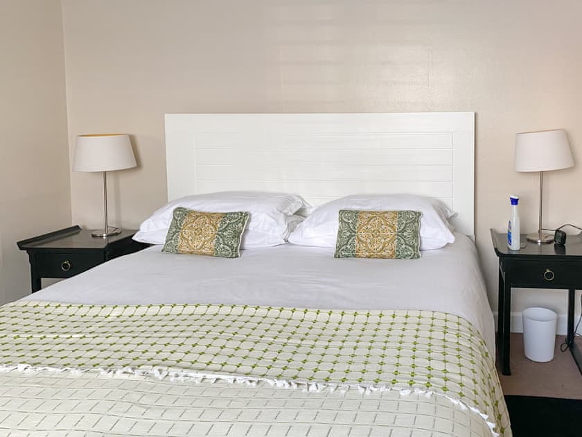 Double bedroom | The Wee Cottage - The Wee Places, Dunfermline