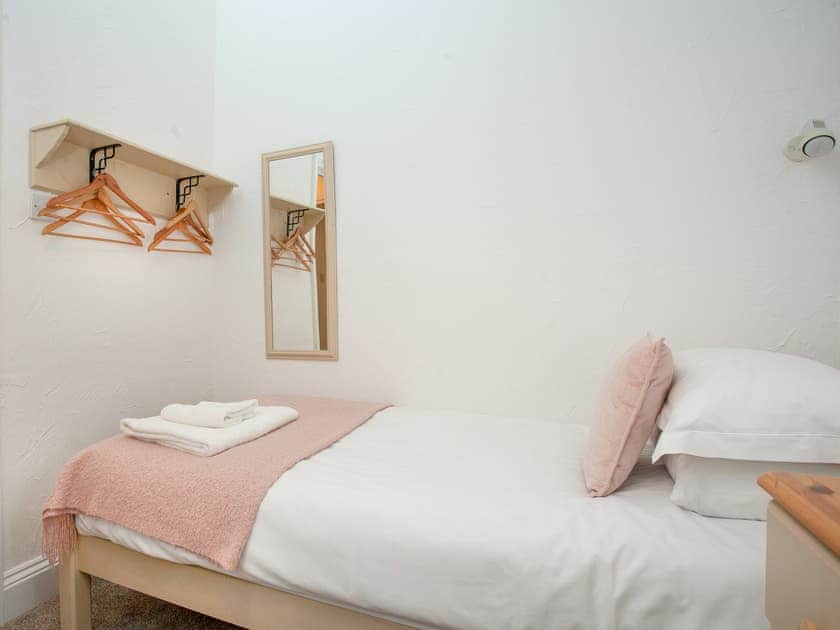 Twin bedroom | Rose Cottage - The Old Mill Cottages, Marldon, near Paignton