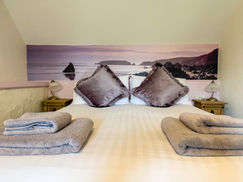 Double bedroom | Shippen - Canllefaes Cottages, Penparc