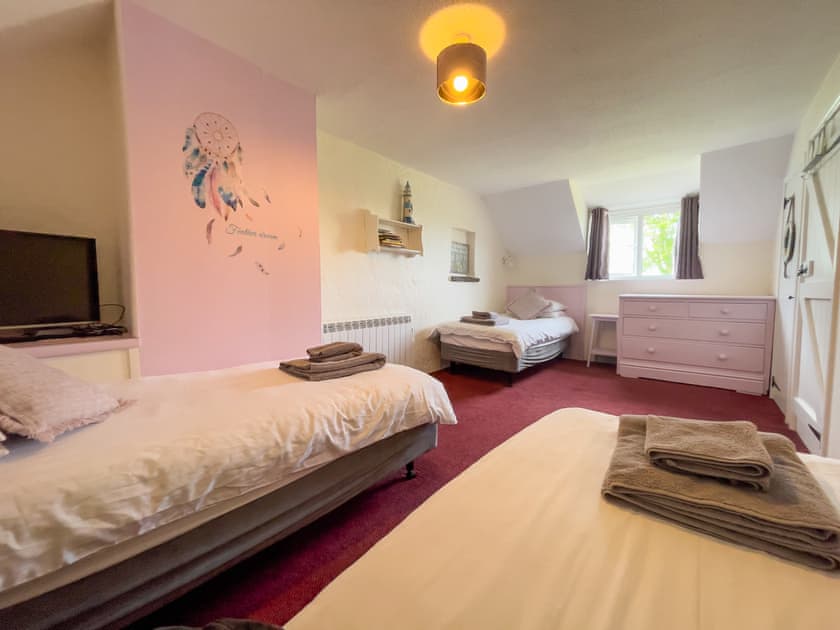 Twin bedroom | Shippen - Canllefaes Cottages, Penparc