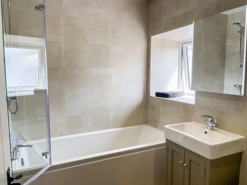 Bathroom | Shippen - Canllefaes Cottages, Penparc