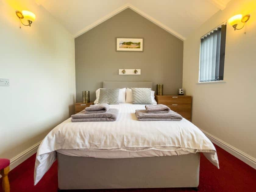 Double bedroom | Pen-y-Bryn - Canllefaes Cottages, Penparc