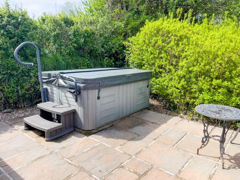 Hot tub | Pen-y-Bryn - Canllefaes Cottages, Penparc