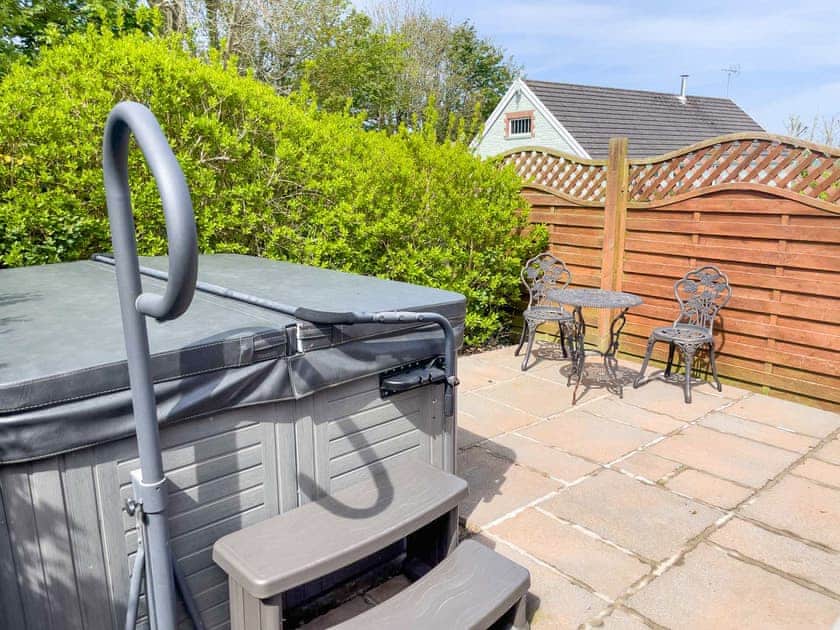 Hot tub | Pen-y-Bryn - Canllefaes Cottages, Penparc