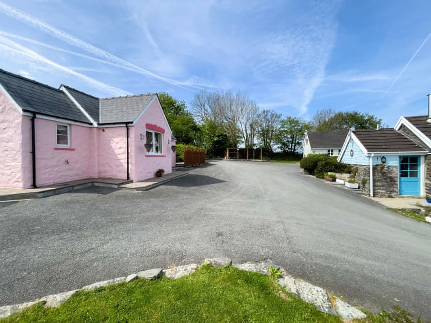 Exterior | Pen-y-Bryn - Canllefaes Cottages, Penparc