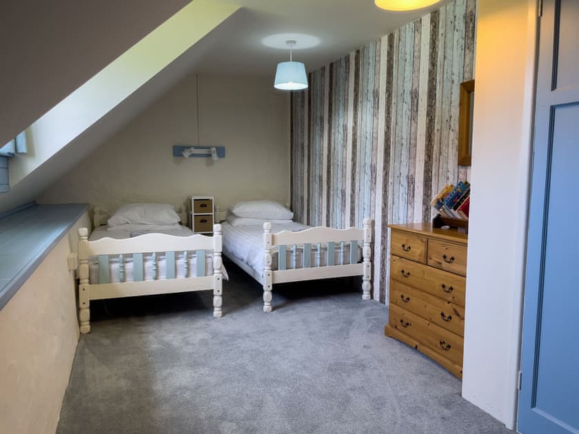 Twin bedroom | Granary - Canllefaes Cottages, Penparc