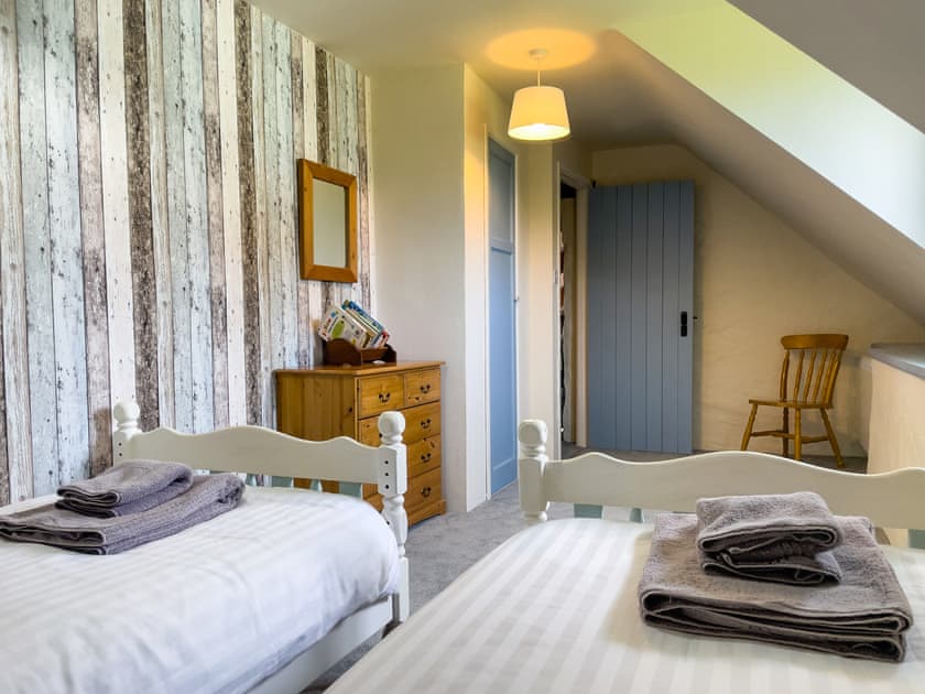 Twin bedroom | Granary - Canllefaes Cottages, Penparc
