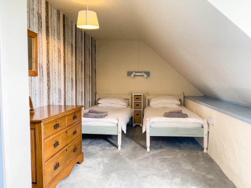 Twin bedroom | Granary - Canllefaes Cottages, Penparc