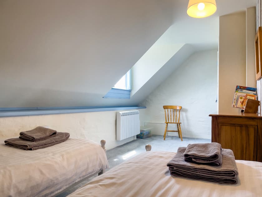 Twin bedroom | Granary - Canllefaes Cottages, Penparc