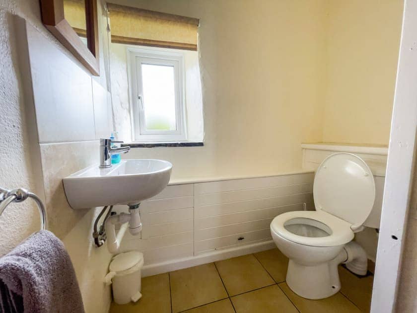 Bathroom | Granary - Canllefaes Cottages, Penparc