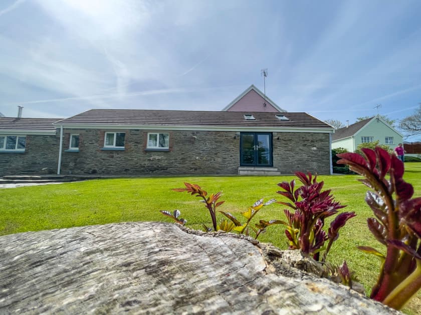 Garden | Byre - Canllefaes Cottages, Penparc