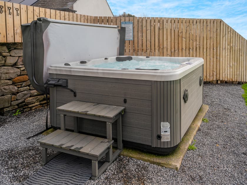 Hot tub | Granary Cottage - Amroth Cottages, Amroth, near Saundersfoot